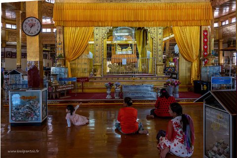20191122__00289-101 Ywama, pagode Phaung Daw U: les fameuses 5 statues de Bouddha , supposées ramenées au XIIe s par le roi Alaungsithu, qui est devenu l'un des 37 nats vénérés en...